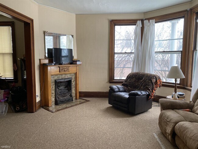 Building Photo - 4 br, 1 bath Townhome - 209 E 7th St