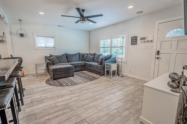 Building Photo - Beautifully Remodeled Home Move-In Ready!