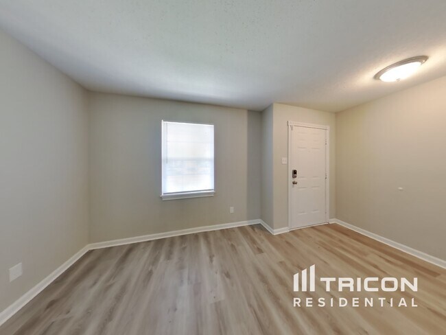 Foto del edificio - 1324 Ellington Dr