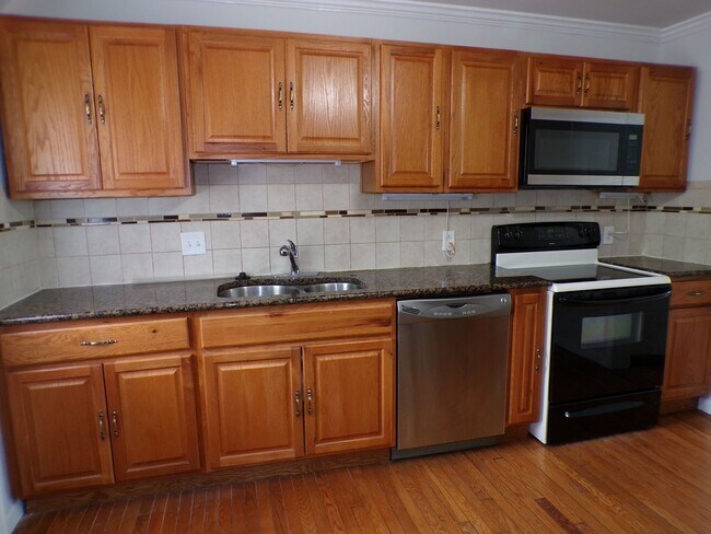 Building Photo - 3 BDRM, 2 BA Rambler w/ Basement - Great l...
