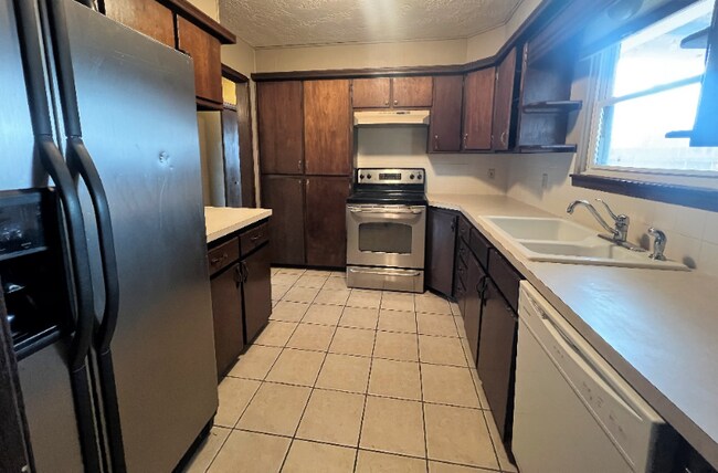 Building Photo - 1603 Timberline Dr