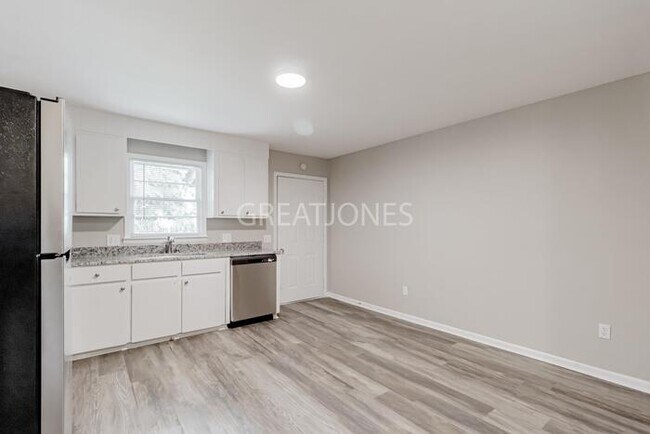 Building Photo - HOLIDAY SPECIAL! SIGN A LEASE BY NOVEMBER ...
