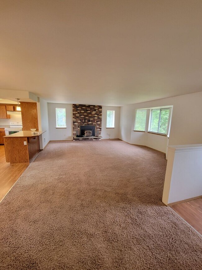Building Photo - 3 bedroom home on with huge yard and 2760s...