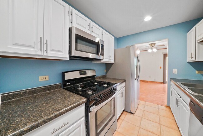 Building Photo - 2 Bed+1 Room in the Basement/1.5 Bath Town...