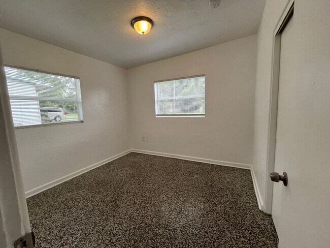 Foto del edificio - 3 Bed 2 Bath Home with Pool -  Available Now!
