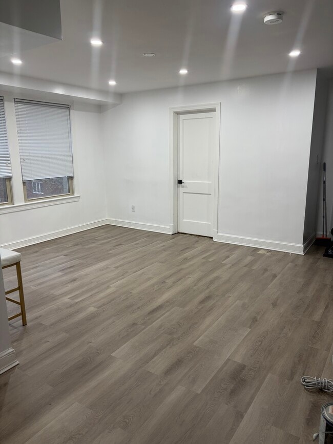 Building Photo - 4411 1st Pl NE