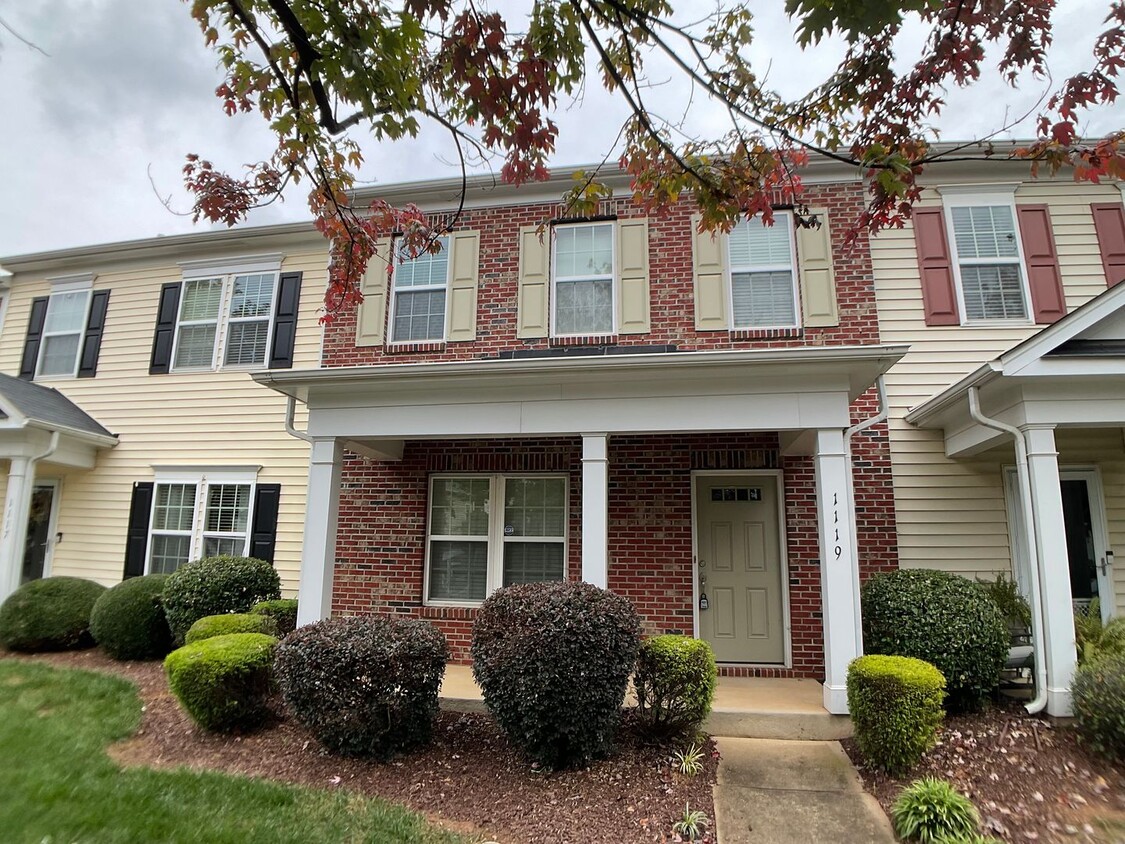 Foto principal - 3 Bed / 2.5 Townhouse in Raleigh located i...