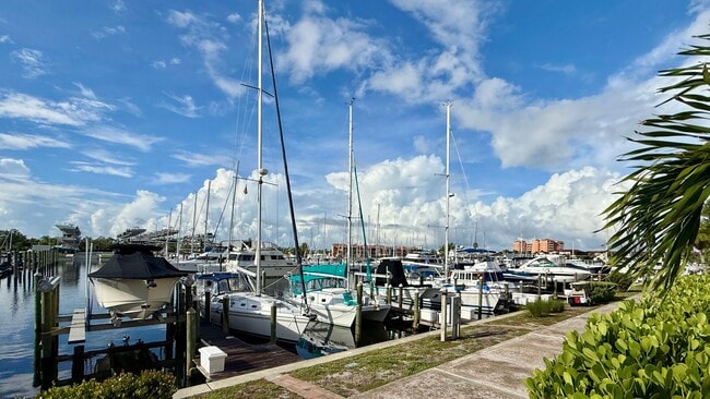 Foto del edificio - Turnkey Furnished Seasonal Rental – 2 Bedr...