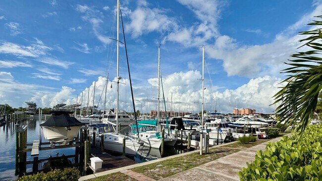 Foto del edificio - Turnkey Furnished Seasonal Rental – 2 Bedroom, 2 Bath in Burnt Store Marina