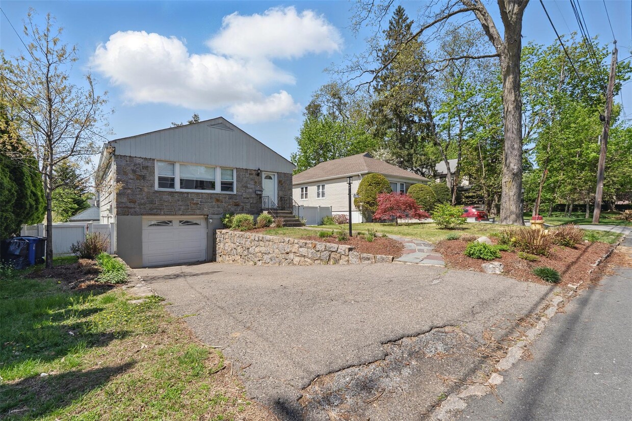 Foto principal - 141 Lyons Rd