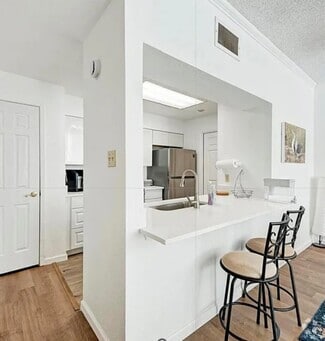Building Photo - 807 W 25th St