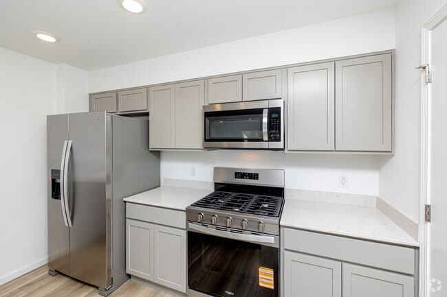 3 habitaciones, 2 baños - 1498 pies cuadrados - Unidad B - Cocina - Thunderhawk Villas