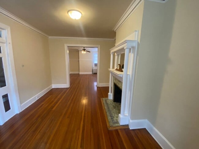 Foto del edificio - Incredibly Charming 3 Bedroom 2 Bath Victorian Style Farmhouse in Mount Pleasant! Just Steps From...