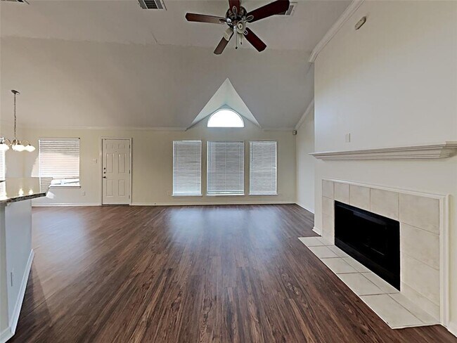 Building Photo - 1910 Quiet Hollow Dr