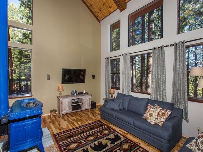 Building Photo - A Rare find in Tahoe! Spacious 4Bd house a...