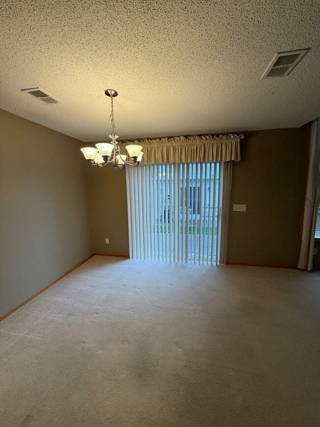 Building Photo - END UNIT! *3Bed*2Bath Lakeville/Farmington Stainless Steel Appliances. Available NOW!