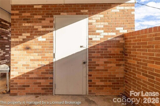 Foto del edificio - 213 Roslyn Rd