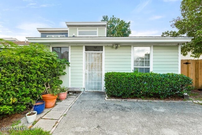 Building Photo - 2423 N Seabury Pl