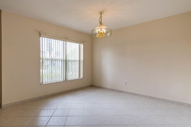 Building Photo - 1215 Kempton Chase Pkwy