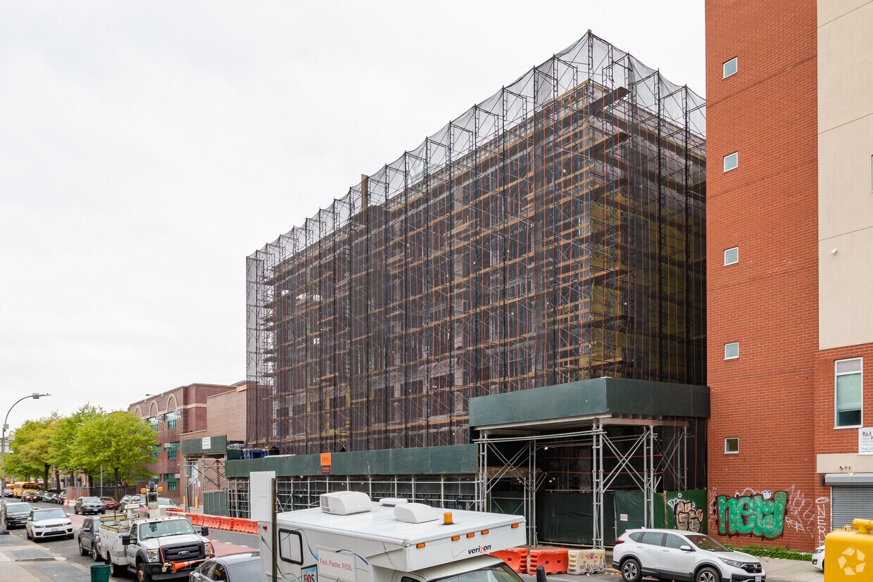 Foto principal - 2001 Nostrand Ave