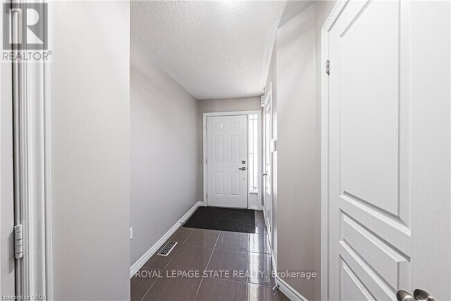 Building Photo - 35 Charleswood Cres