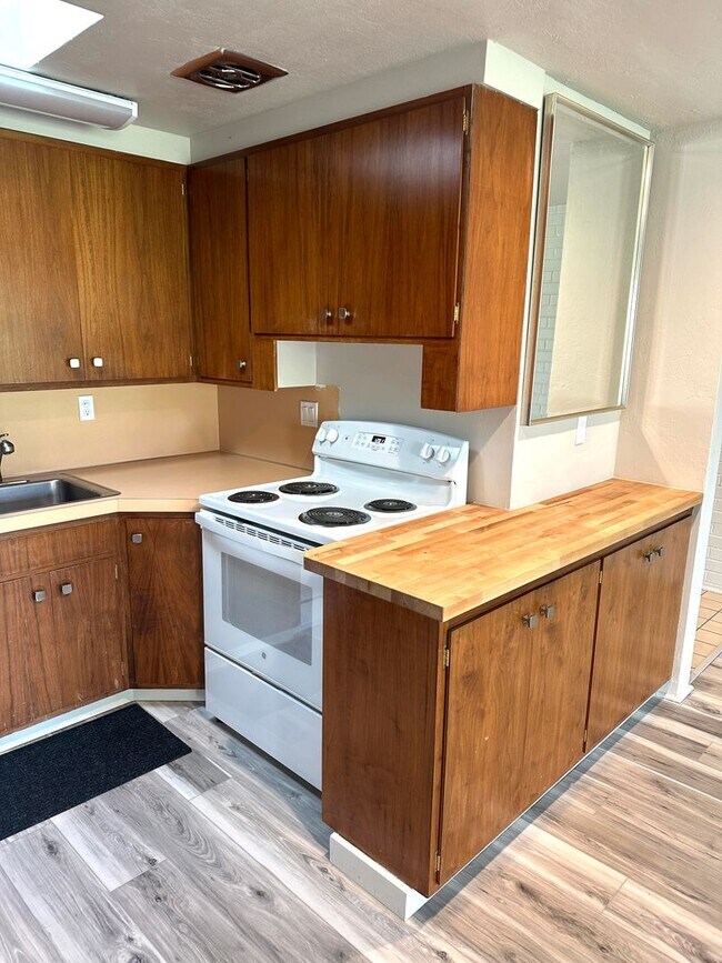 Foto del edificio - Remodeled Townhouse On Hillcrest Country Club