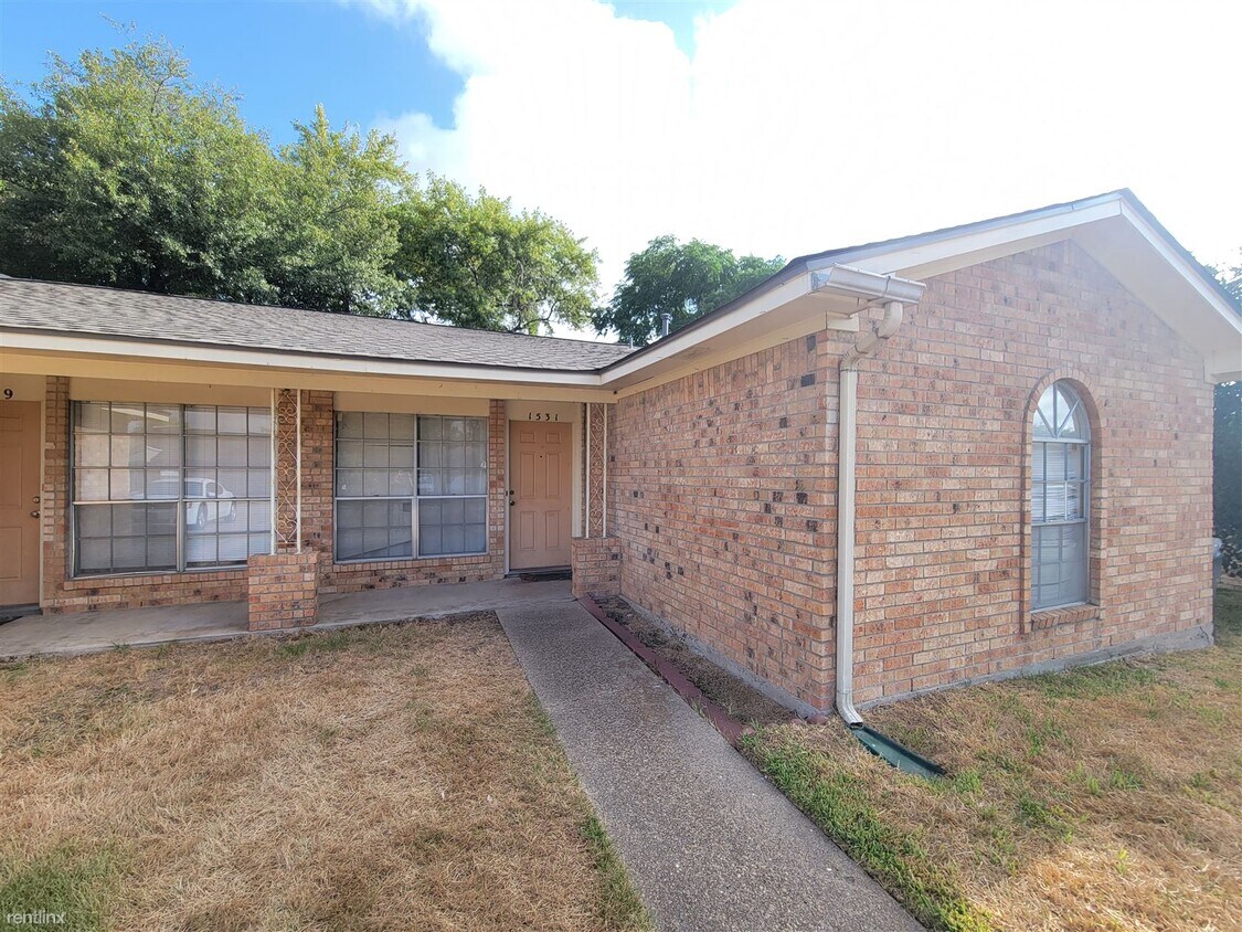 2 br, 1 bath Duplex 1531 Hillside Dr Townhome Rentals in College