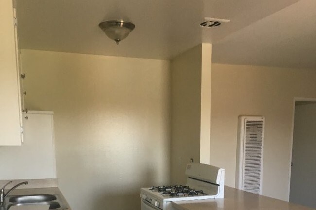 Kitchen - 7112 Fenway Dr