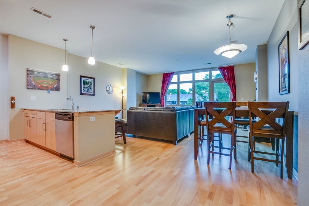 Living room w/ dining area - 601 E Ogden Ave