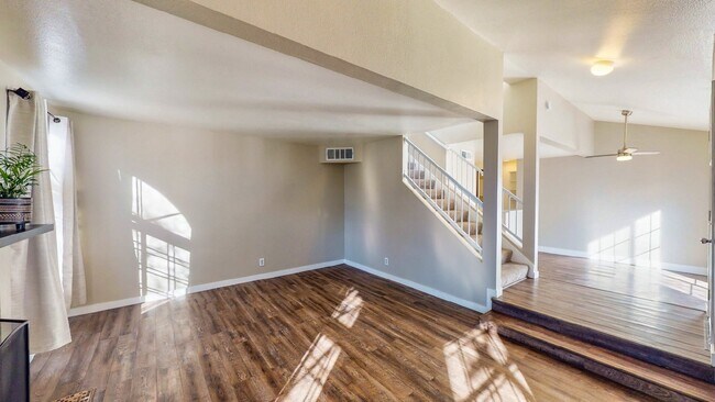 Building Photo - LOCATION LOCATION LOCATION. MID TOWN BRING...