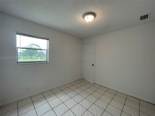 Foto del edificio - 7410 Woodmont Terrace