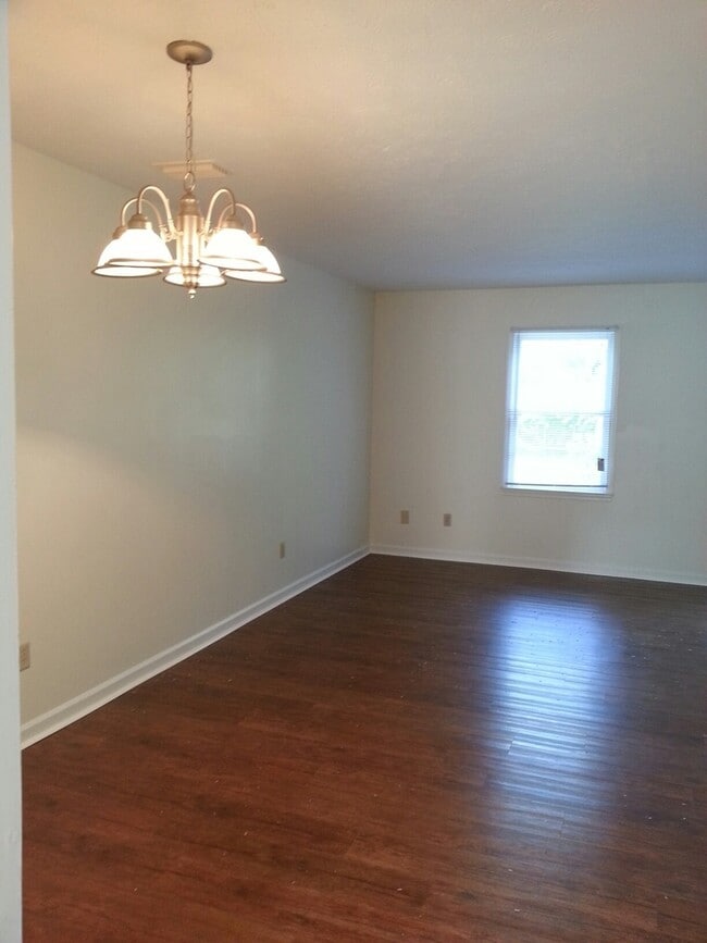 Building Photo - Three Bedroom Townhome, 2.5 bath, with eat...