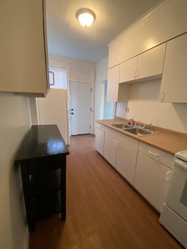 341 Kitchen - 341 E 18th Ave