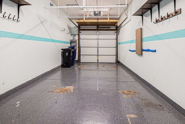 Building Photo - 3 Bedroom 2 1/2 Bath Condo with yard and g...