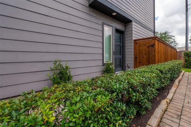 Foto del edificio - 963 Lilly Flower Ln