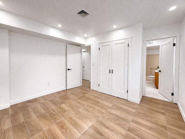 Building Photo - 87 Merseles St