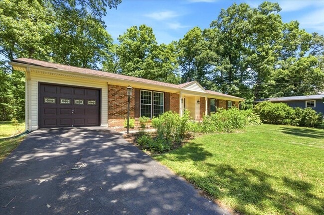 Building Photo - 45320 Barefoot Dr