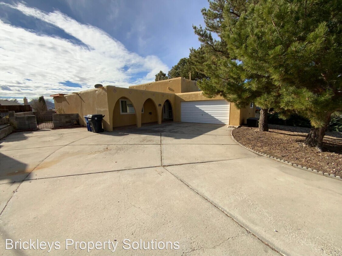 4 br, 2 bath House 14228 La Cueva Ave NE House Rental in