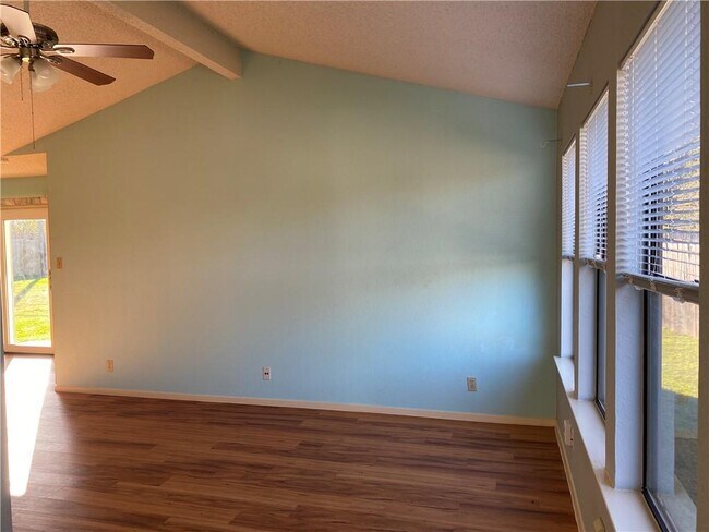 Building Photo - 408 Hideaway Ln