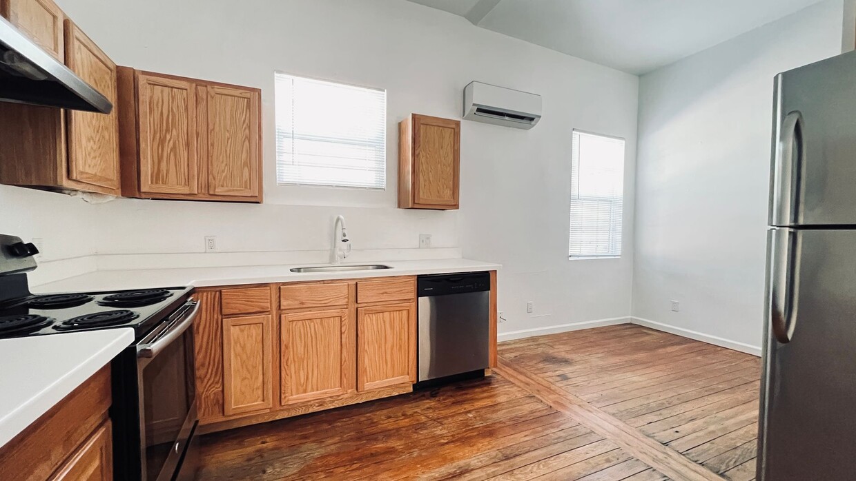 Foto principal - 1113 E 2nd St