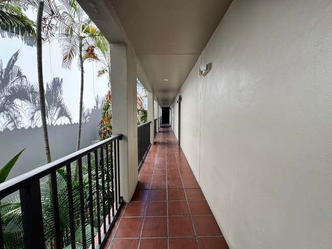 Building Photo - 580 S Sapodilla Ave