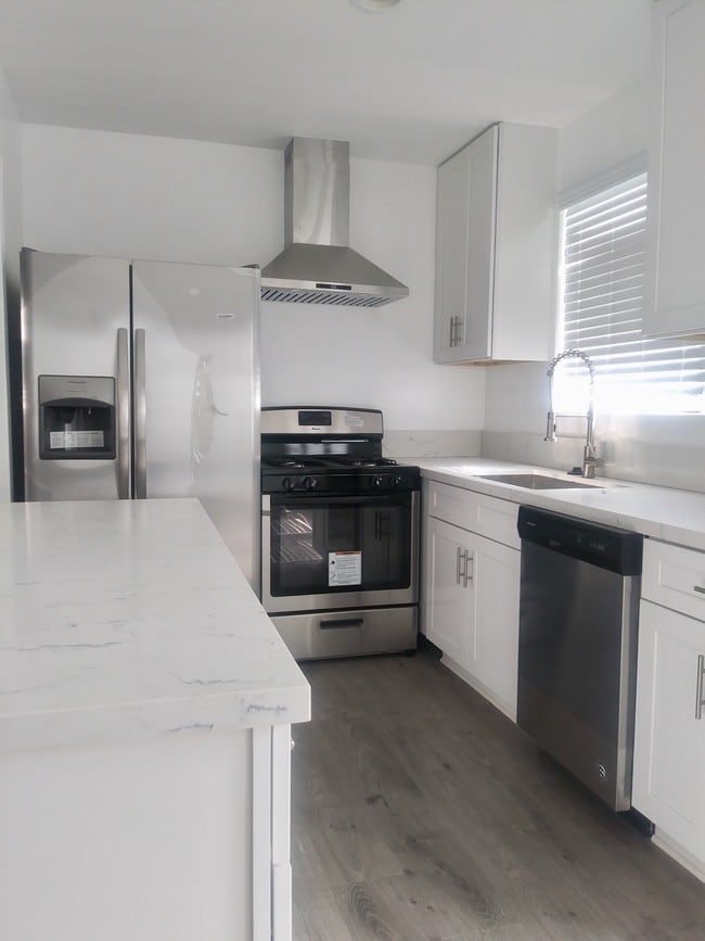 Building Photo - 827 S St Andrews Pl