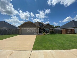 Building Photo - 109 S Geranium Ln