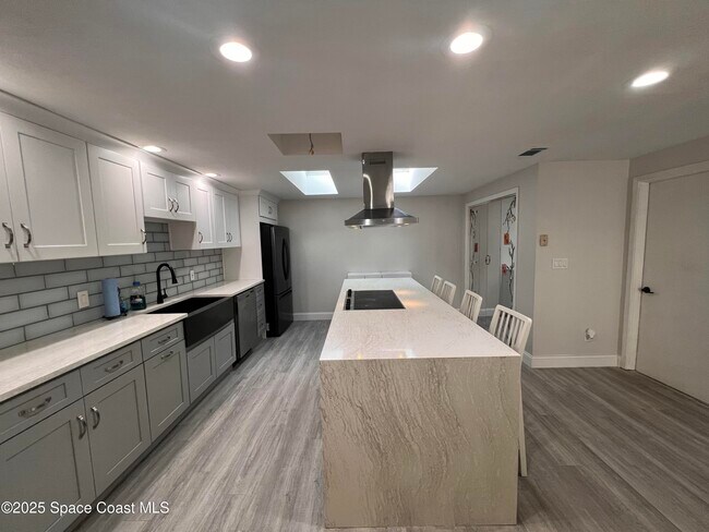 Foto del edificio - 377 Myrtlewood Rd