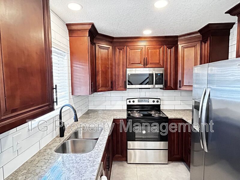 Foto principal - 111 E 1st St