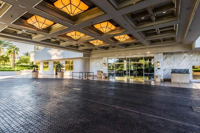 Building Photo - Exquisite Strip View MGM Studio