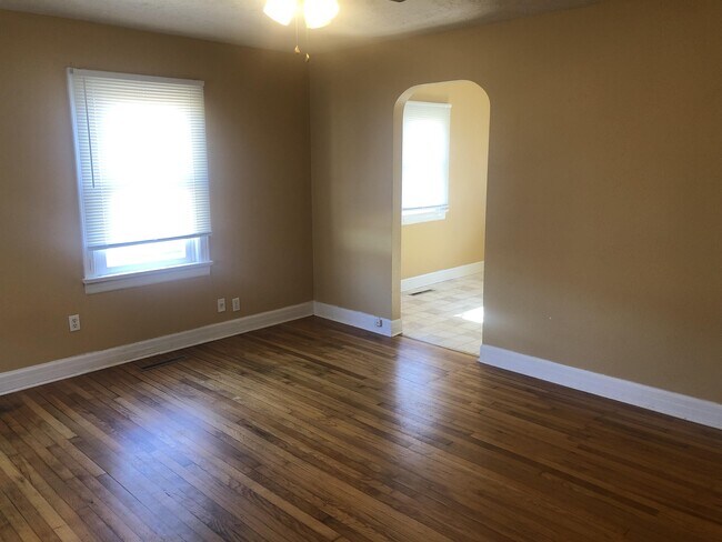 Building Photo - 514 W Loren St