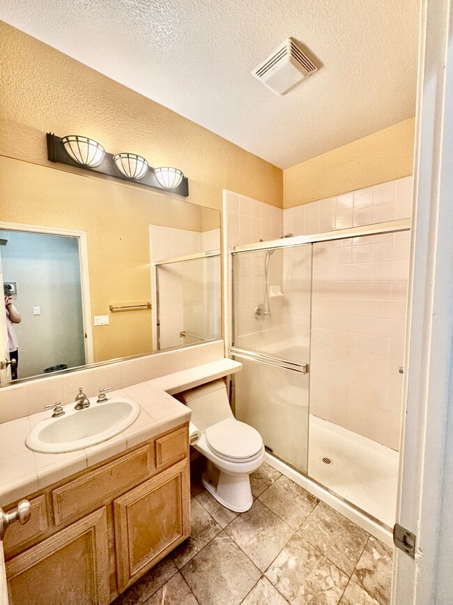 Foto del edificio - 4030 Bouquet Park Ln