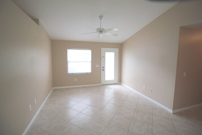 Foto del edificio - Roomy 4 Bed 2 Bath Home w Huge Screened La...