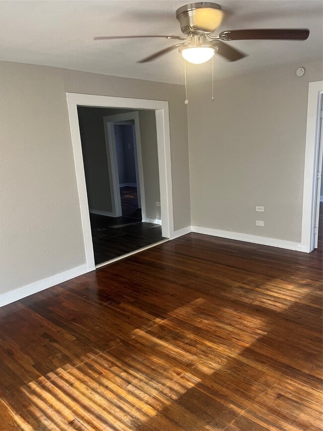 Building Photo - 704 15th Ave N